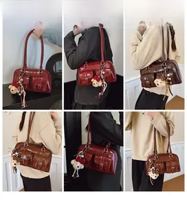 Vue multi-angle d'un sac à bandoulière brillant vintage avec poches et breloque ours
