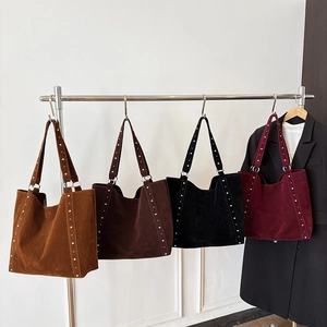 Sacs cabas rétro en daim avec clous argentés en quatre couleurs pour le bureau