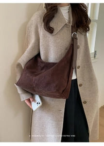 Dettaglio della fibbia in argento sulla tracolla della borsa hobo in pelle scamosciata