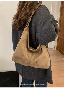 Dettaglio borsa tote vintage in pelle scamosciata marrone con ampia tracolla da ufficio