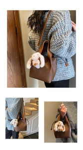 Vue en trois angles du sac seau en cuir marron avec un joli pendentif lapin en peluche