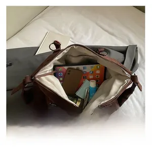 Vue du dessus de l'intérieur spacieux du cabas en daim marron avec poche zippée