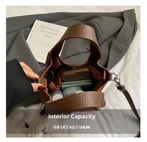 Vue de dessus du sac seau en cuir marron montrant l'intérieur pour les essentiels
