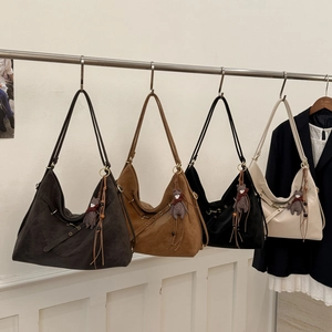 Detailansicht der hochwertigen Vintage-Wildleder-Einkaufstaschen in Grau, Braun, Schwarz und Weiß