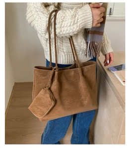 Détail d'un sac cabas vintage marron avec mini porte-monnaie et surpiqûres délicates