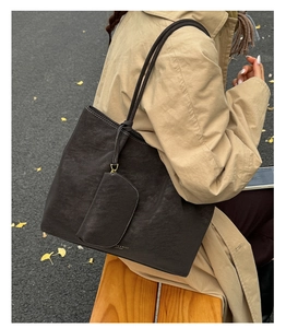 Détail du sac cabas marron café avec surpiqûres blanches et petit porte-monnaie assorti