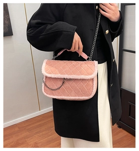 Détail de ce sac matelassé rose en polaire avec bordure pelucheuse et chaîne argentée