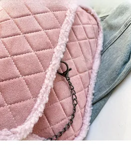 Détail du sac à bandoulière en tweed rose matelassé avec garniture en fausse fourrure