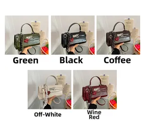 Vue détaillée de sacs à main en cinq couleurs avec foulards en soie et breloques cœur