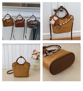 Detailaufnahme der braunen Wildleder-Eimertasche mit Perlenanhänger und Gitterbogen