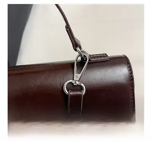 Détails macro de la boucle rotative en métal argenté et de l'anneau D sur le sac en cuir