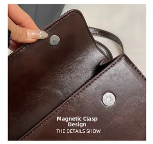 Vue détaillée du sac à main en cuir marron foncé avec fermeture magnétique et finitions