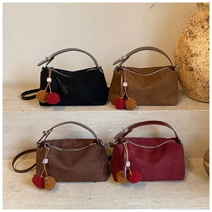 Collection de sacs à main minimalistes en daim en quatre couleurs sur des marches