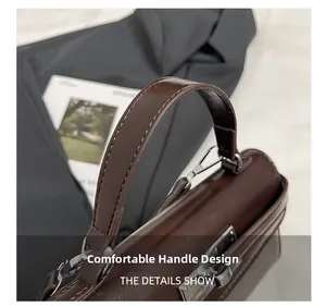 Détail d'un sac à main en cuir marron foncé brillant avec poignées renforcées et boucles en métal
