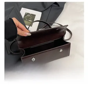 Détail du rangement intérieur et de la fermeture magnétique du sac à main marron foncé