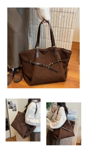 Dettaglio borsa tote in peluche marrone con trama agnellino e fibbia in pelle scura