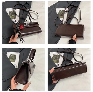 Détails d'un sac à main vintage marron foncé avec fermoir argenté et accessoires décoratifs