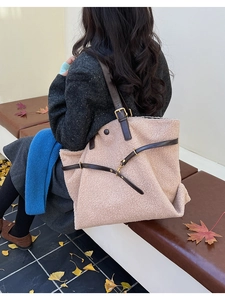 Dettaglio della borsa tote in peluche con trama in shearling e cinturini in pelle marrone
