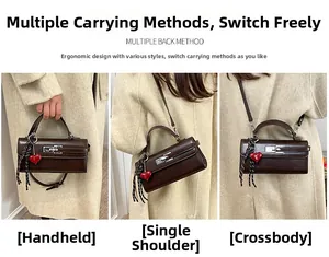 Sac à main en cuir marron porté en main, à l'épaule et en bandoulière avec charme cœur