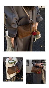 Détail du sac hobo en daim marron avec pompon rouge lors d'une séance photo de rue