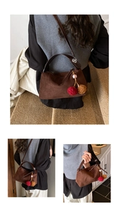 Détails du sac bandoulière vintage en daim marron avec pompons et finitions de sangle