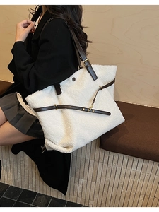 Détail du sac fourre-tout en polaire blanche avec bandoulière en cuir brun et dorures chic