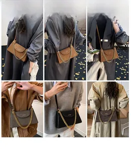 Détail du petit sac carré avec chaîne dorée tendance en marron noir et gris foncé