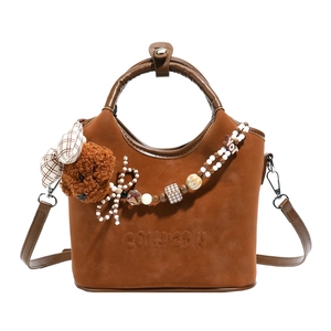 Braune Handtasche aus Wildlederimitat mit Bärenanhänger und Perlenkette Dekor