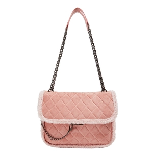 Sac à bandoulière matelassé rose avec garniture polaire blanche et fini mat