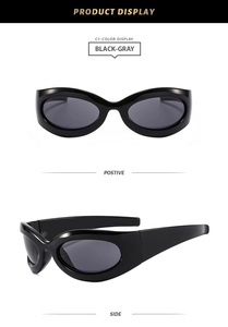 Vues de face et de côté de lunettes de soleil Y2K à monture ovale noire et verres gris