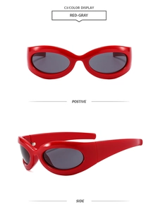 Vue avant et latérale de lunettes de soleil Y2K rouges avec verres ovales gris foncé