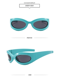 Vues de face et de profil des lunettes Y2K monture vert-gris et verres ovales foncés