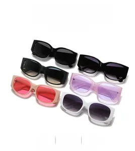 Détail de lunettes de soleil rectangulaires vintage en plusieurs couleurs dégradées
