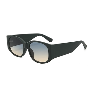 Lunettes de soleil rétro oversize avec monture noire mate et verres dégradés bleu-orange