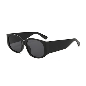 Lunettes de soleil rétro à monture noire et verres gris foncé pour voyage et conduite