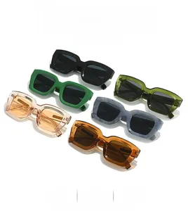 Diverses lunettes de soleil rectangulaires rétro en noir, vert, orange et ambre