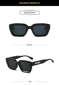 Lunettes de soleil carrées rétro avec monture noire et détail métallique sur la branche