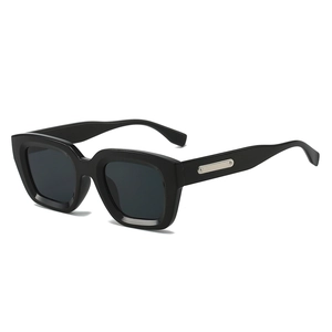 Lunettes de soleil carrées noires classiques avec détails en métal argenté aux branches