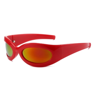 Futuristische rote Sportsonnenbrille mit orange verspiegelten Gläsern im Y2K-Stil