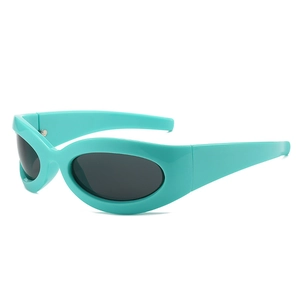 Futuristische türkisfarbene ovale Sonnenbrille mit dickem Rahmen und dunklen Gläsern