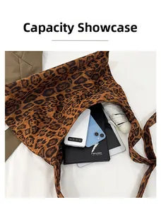 Détail de la capacité intérieure du sac cabas léopard avec tablette et objets divers