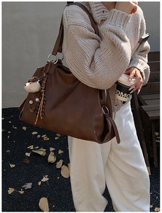 Détails du sac fourre-tout en cuir marron avec breloque ours en peluche et pompons