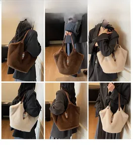 Vue détaillée des sacs cabas en peluche marron et blanc avec anses en cuir