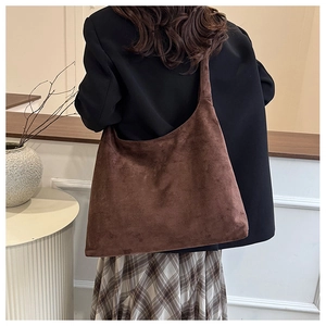 Grand sac cabas marron mat porté par un mannequin avec un style vintage élégant