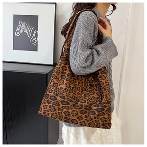 Détail du grand sac cabas à motif léopard porté avec une tenue d'hiver décontractée
