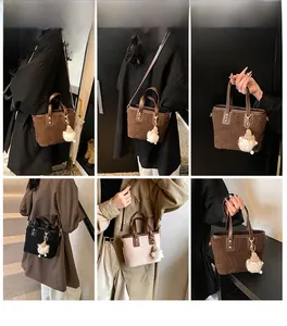 Détail du sac seau en peluche avec sangles en cuir, rivets et charm amovible