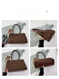 Dettagli di una borsa tote vintage marrone scuro con trama scamosciata e fiocco
