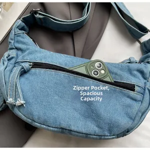 Nahaufnahme der Denim-Umhängetasche mit Reißverschlusstasche und eingelegtem Handy