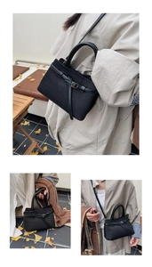Detailansicht der schwarzen Vintage Beuteltasche mit Matt-Optik und dekorativem Metallschnallen