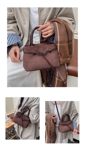 Drei Ansichten einer braunen Wildleder-Beuteltasche: als Handtasche und Umhängetasche